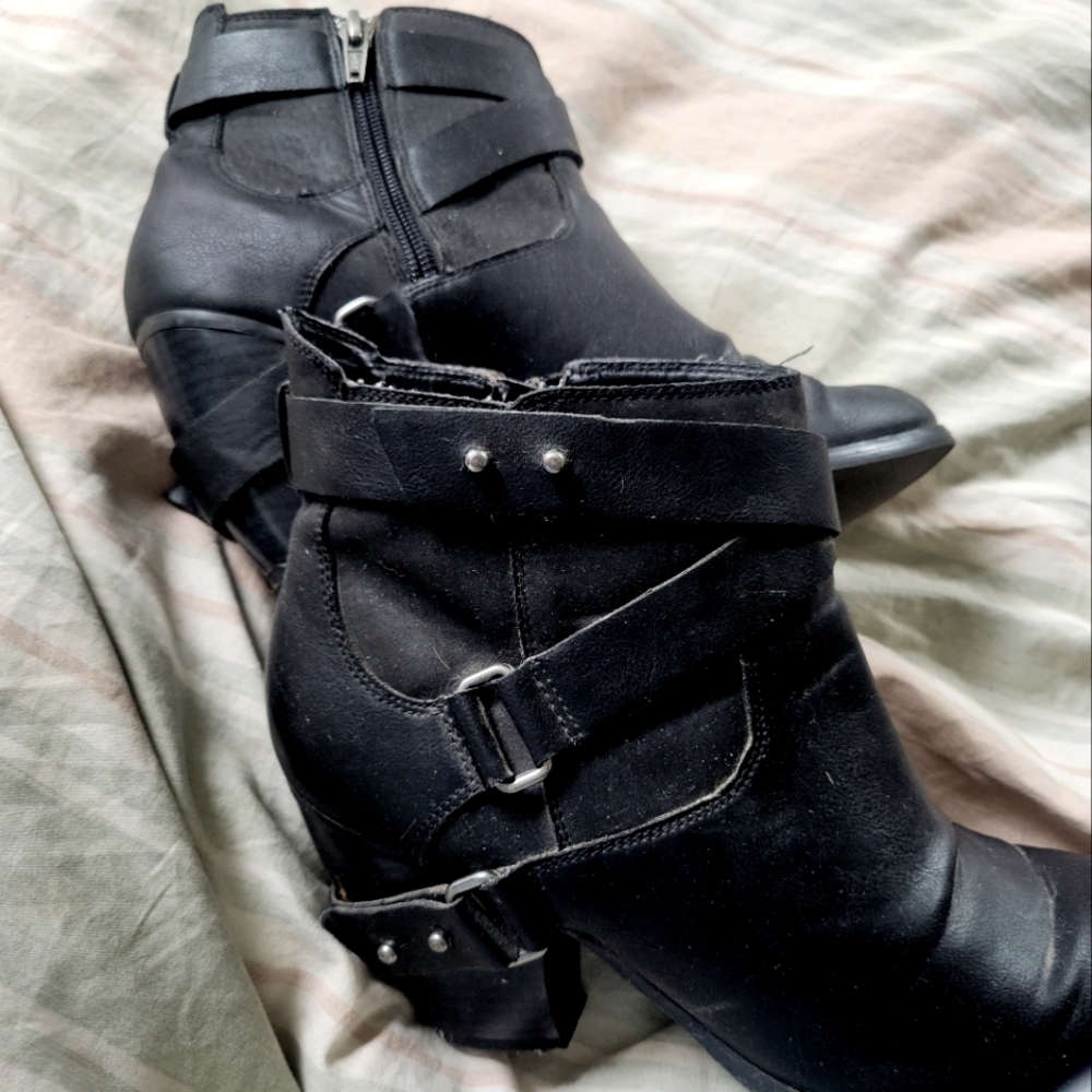 Women's ankle boots.